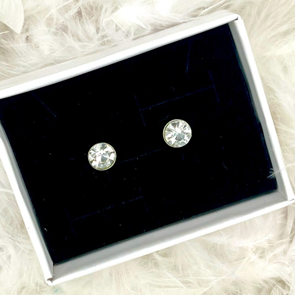 Beautiful stud crystal earrings